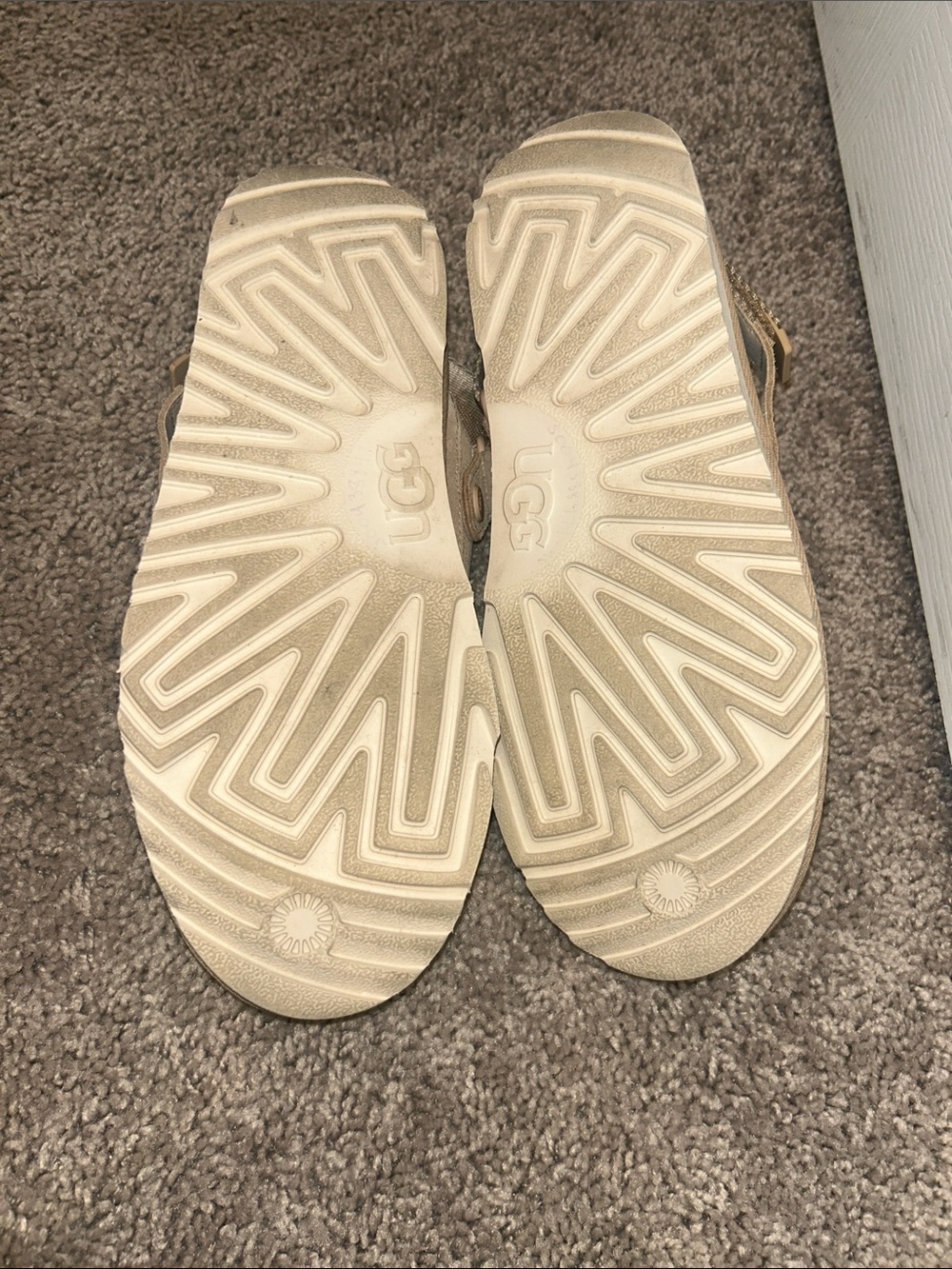 UGG® Goldenstar Clog - Big Kid Size 6, (women’s size 8) - Picture 8 of 9